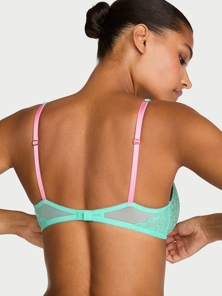 Bralette din dantelă fără sârmă. Provocă. Produsul este albastru și provine din colecția Victoria's Secret.