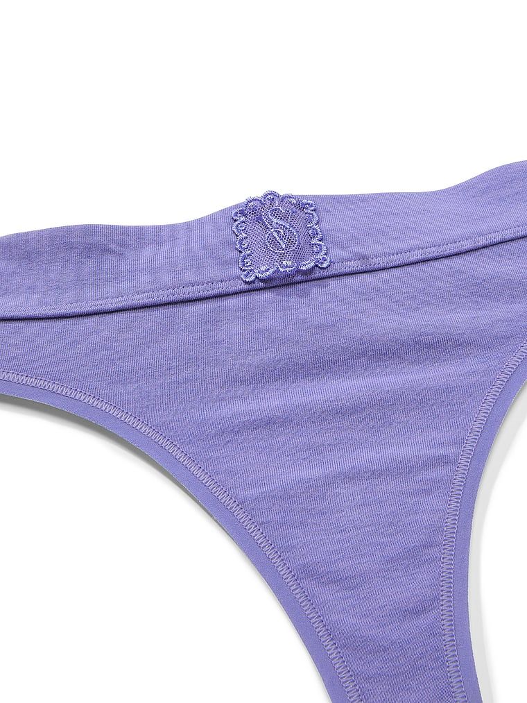 Tanga de bumbac cu un logo din dantelă cusută. Produsul este de culoare albastră și provine din colecția Bumbac.