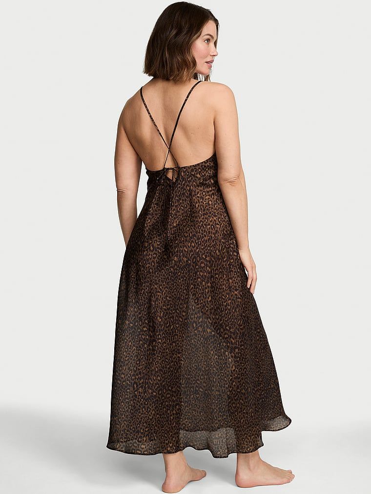 Rochie lungă, transparentă din satin, Luxe Sheer Slip. Produsul este modelat și provine din colecția Victoria's Secret.