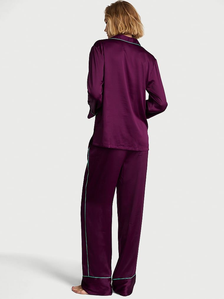 Pijamale din satin semnătură cu mâneci lungi. Produsul este de culoare mov și provine din colecția Victoria's Secret.