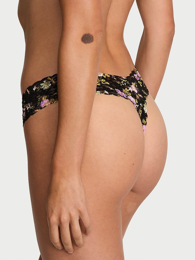 Tanga din dantelă. Produsul are o culoare florală și provine din colecția Lacie.