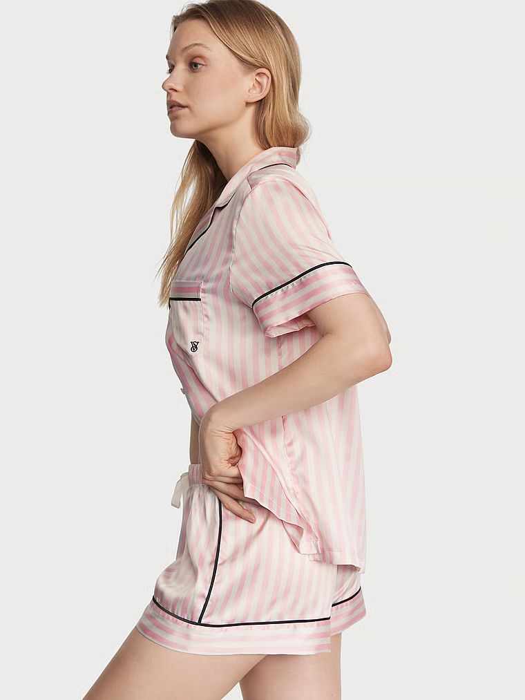 Pijamale din satin cu mâneci scurte. Produsul are un model în dungi și provine din colecția Victoria's Secret.