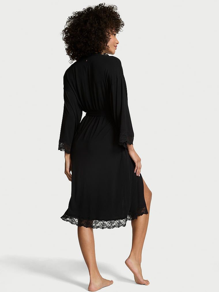 Halatul de baie făcut din SoSoft modal. Produsul este negru și provine din colecția Victoria's Secret.