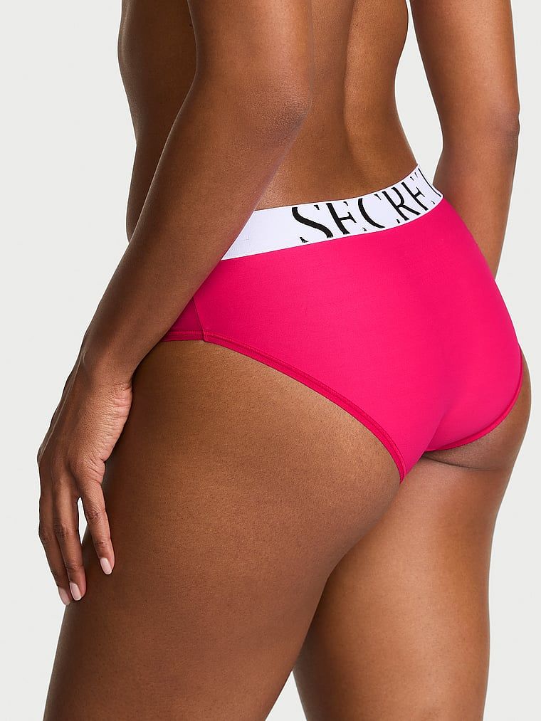 Chiloți cu logo-ul Cool Hiphugger. Produsul este roz și provine din colecția Victoria's Secret.