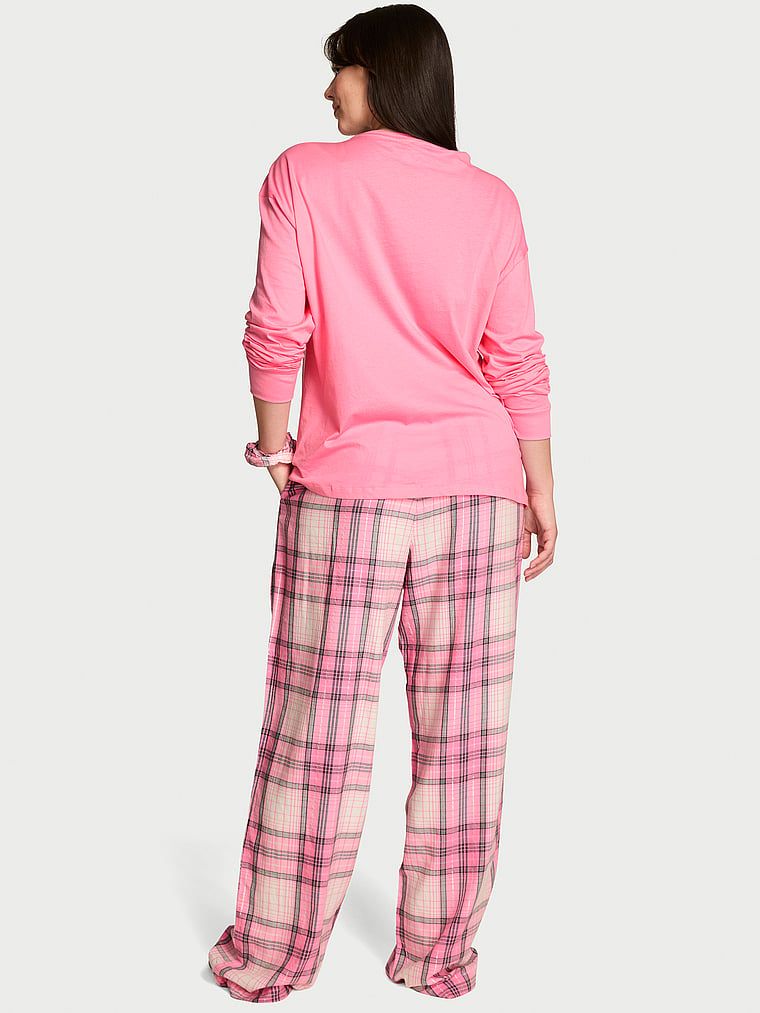 Pijamale lungi din flanel Tee-Jama. Produsul are o culoare cu model și provine din colecția Victoria's Secret.