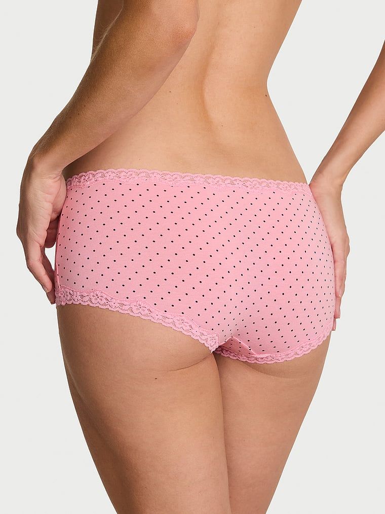 Pantaloni scurți de bumbac cu dantelă pe margini: Boyshort cu margini din dantelă. Produsul are o culoare cu model și provine din colecția Lace Trim.