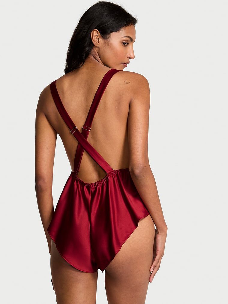 Costum de dormit din satin cu guler pătrat. Produsul este roșu și provine din colecția Very Sexy.