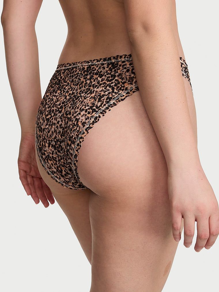 Chiloți din dantelă, dantelă anii '90. Produsul este modelat și provine din colecția Lacie.