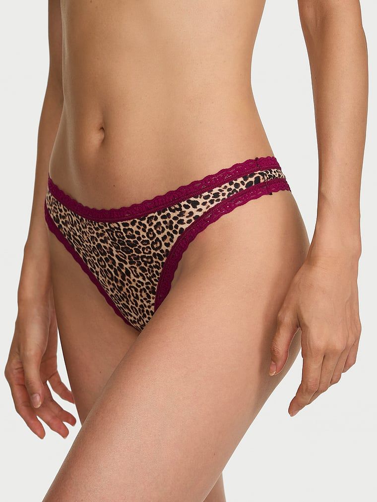 Tanga de bumbac cu dantelă pe margini: talie din dantelă. Produsul are o culoare cu model și provine din colecția Lace Trim.
