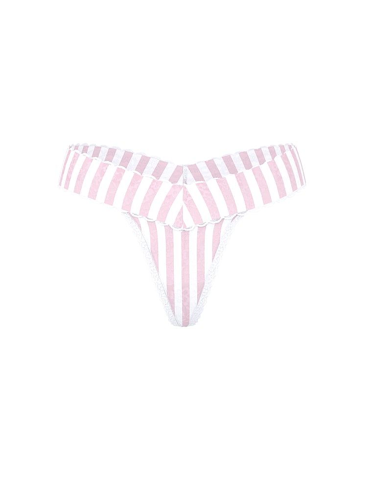Tanga din dantelă. Produsul este modelat și provine din colecția Lacie.