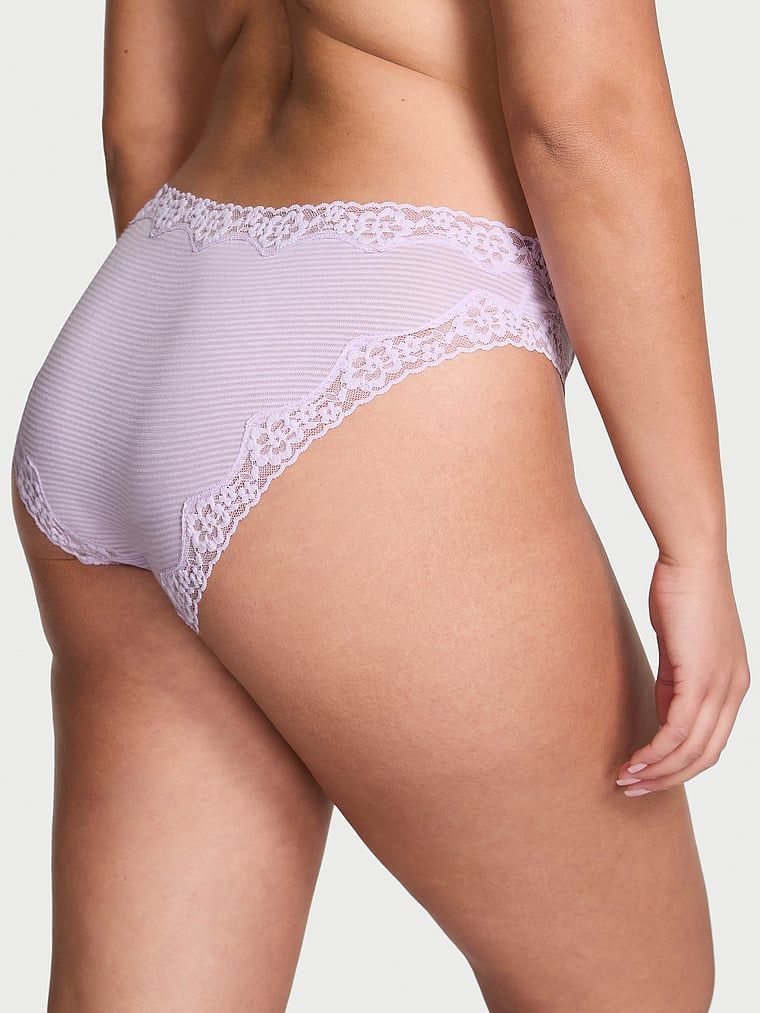 Chiloți de bumbac cu dungi cu dantelă pe marginile bikiniului. Produsul este de culoare violet și provine din colecția Lace Trim.