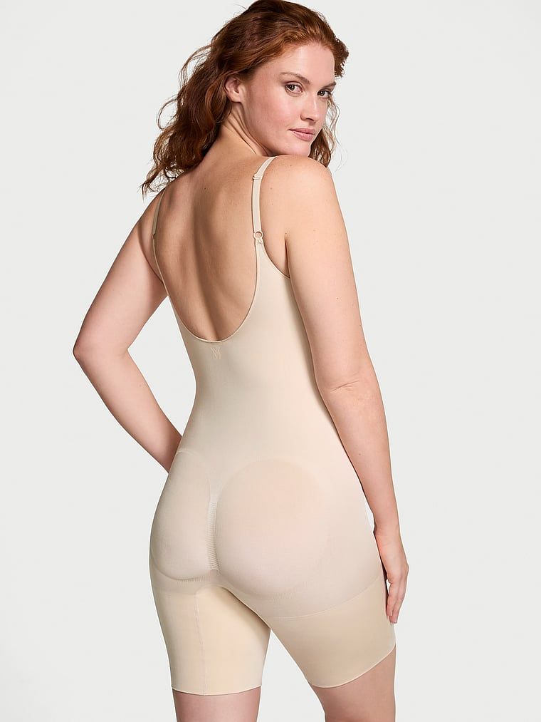 Salopeta modelatoare Shapewear by Victoria cu pantaloni scurți. Produsul este bej și provine din colecția Victoria's Secret.