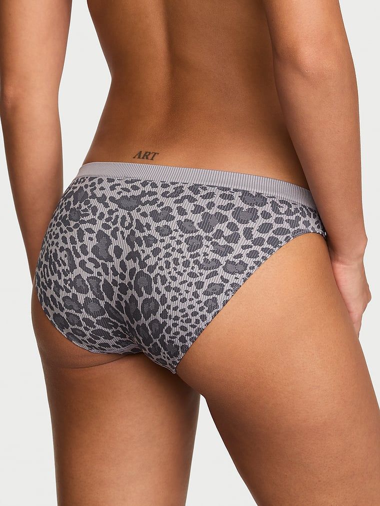 Chiloți de bikini cu coaste leoparde fără cusură. Produsul are o culoare cu model și provine din colecția Seamless (Seamless Collection).