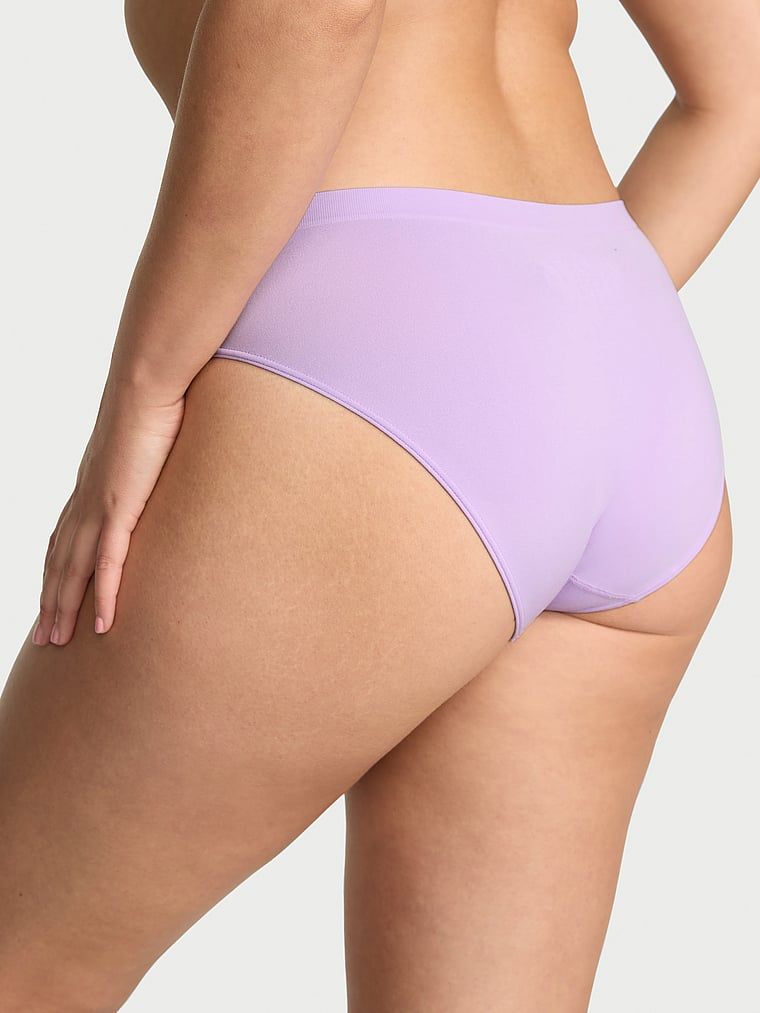 Chiloți Bikini fără cusături. Produsul este mov și provine din colecția Seamed.