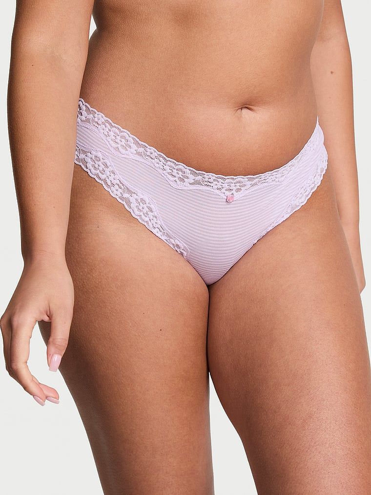 Chiloți de bumbac cu dungi cu dantelă pe marginile bikiniului. Produsul este de culoare violet și provine din colecția Lace Trim.