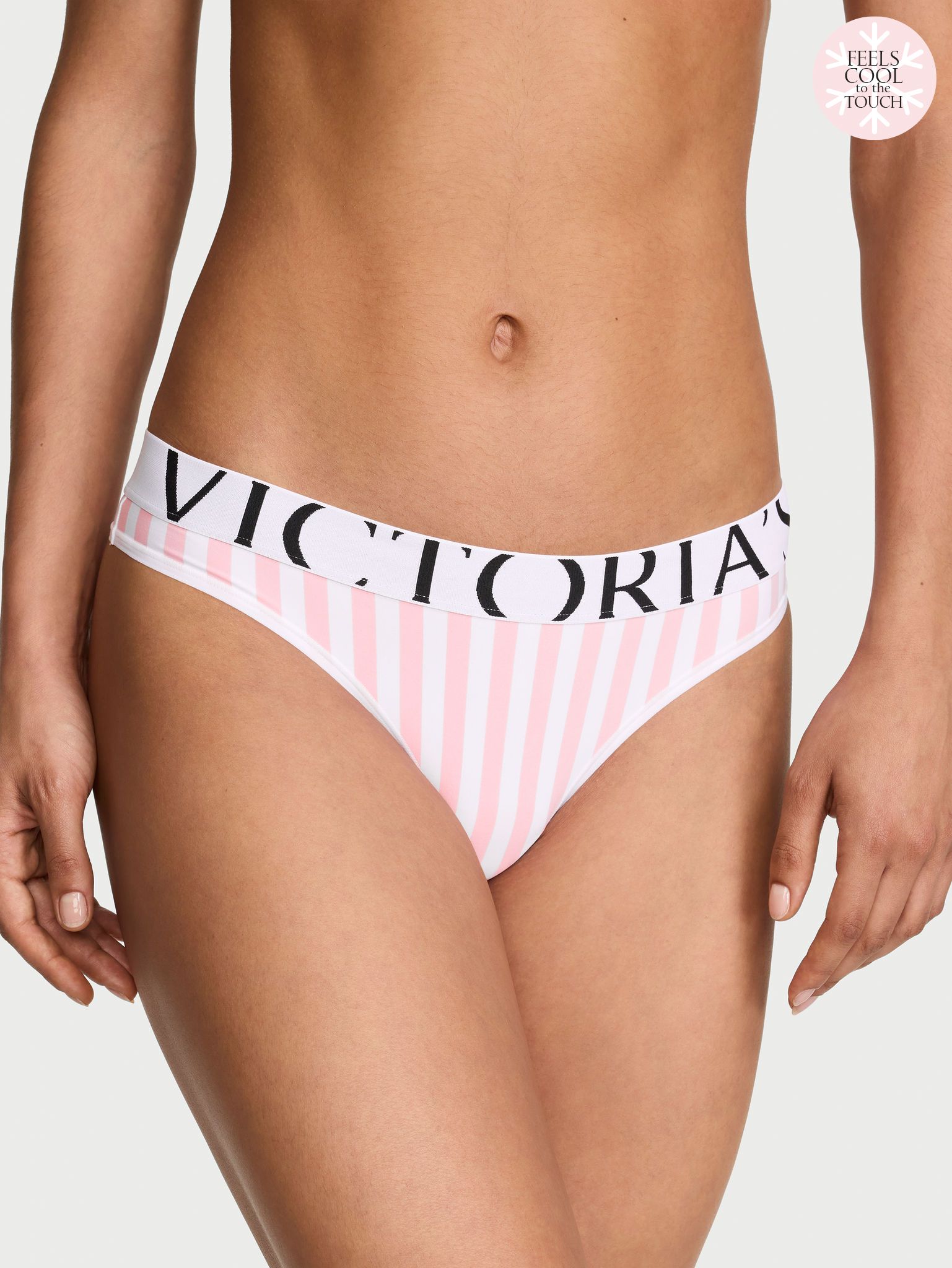 Tanga cu logo-ul Cool. Produsul este modelat și provine din colecția Bumbac.