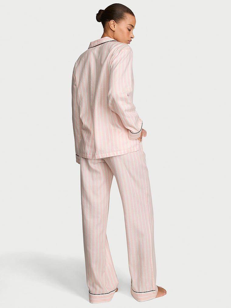 Pijamale din flanel cu pantaloni lungi. Produsul are o culoare cu model și provine din colecția Victoria's Secret.