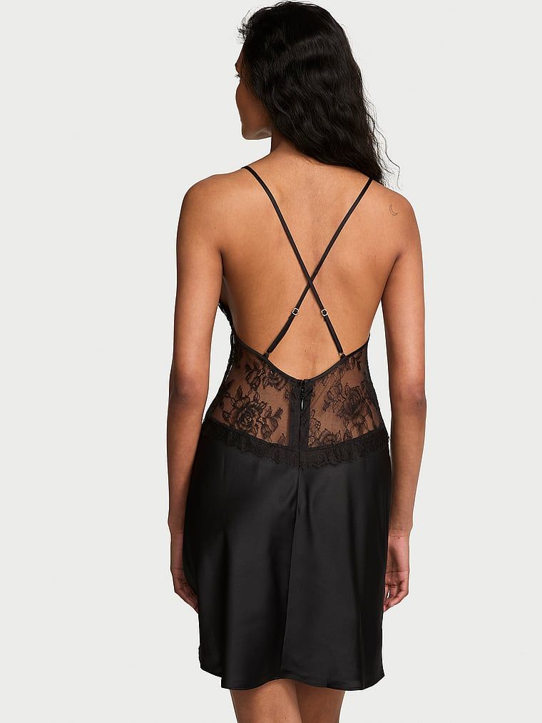 Cămașă de noapte mini din satin. Produsul este negru și provine din colecția Very Sexy.