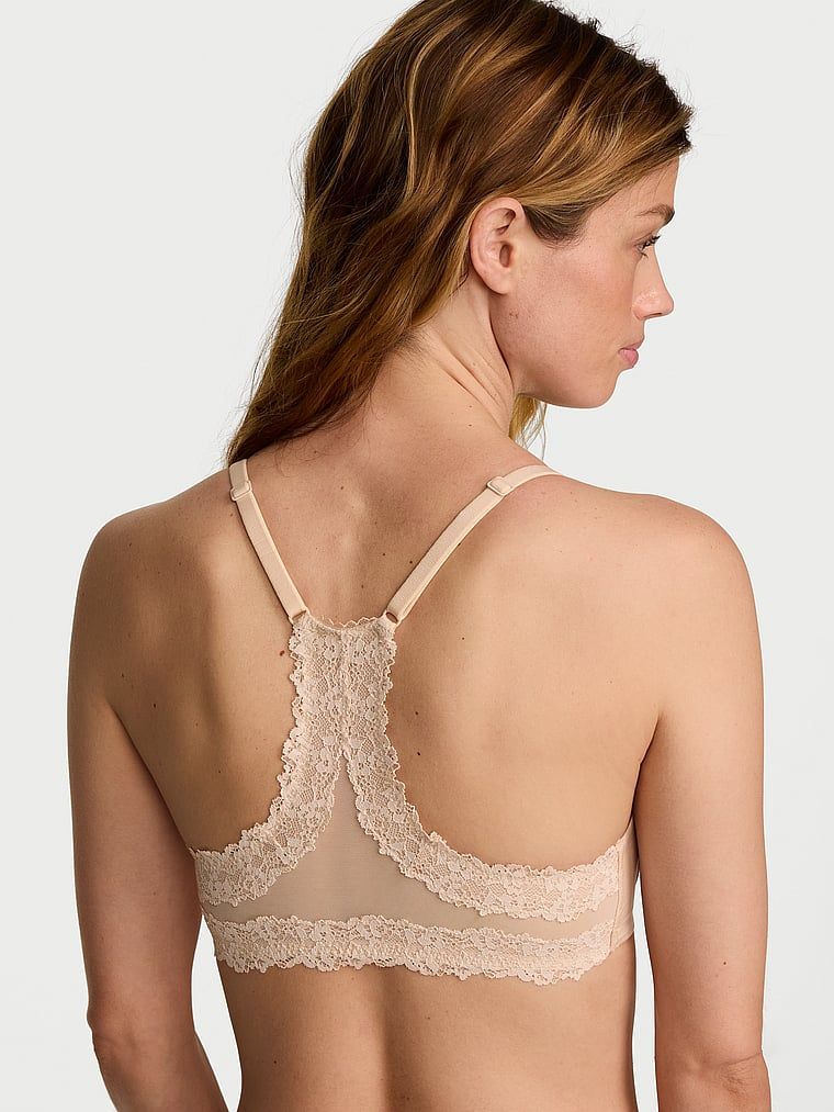 Sutiene cusut ușor, fixat în față cu cupe Racerback bine închise. Produsul este de culoare bej și provine din colecția Body by Victoria.