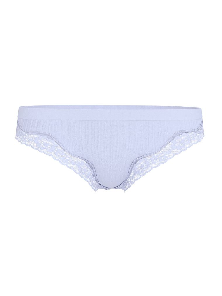 Tanga cu dantelă pe marginile Seamless Rib. Produsul este mov și provine din colecția Body by Victoria.