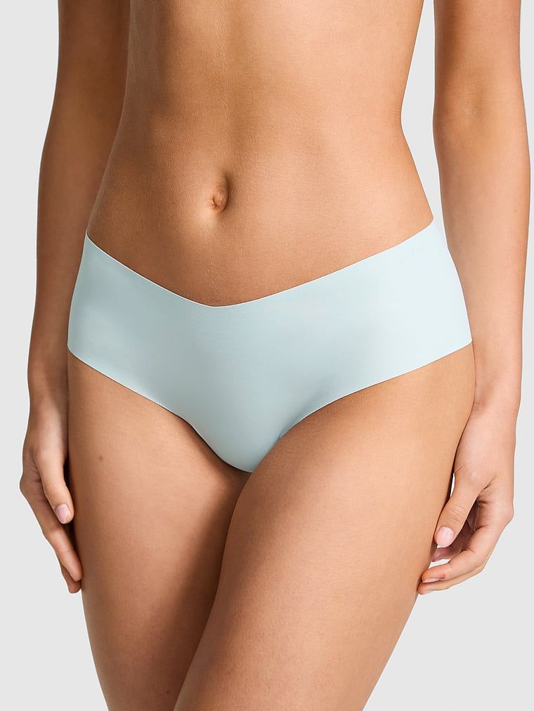 Chiloți cheeky invizibili sub haine