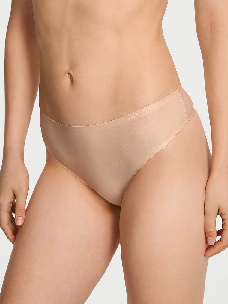 Tanga din microfibră flexibilă. Produsul este bej și provine din colecția Body by Victoria.