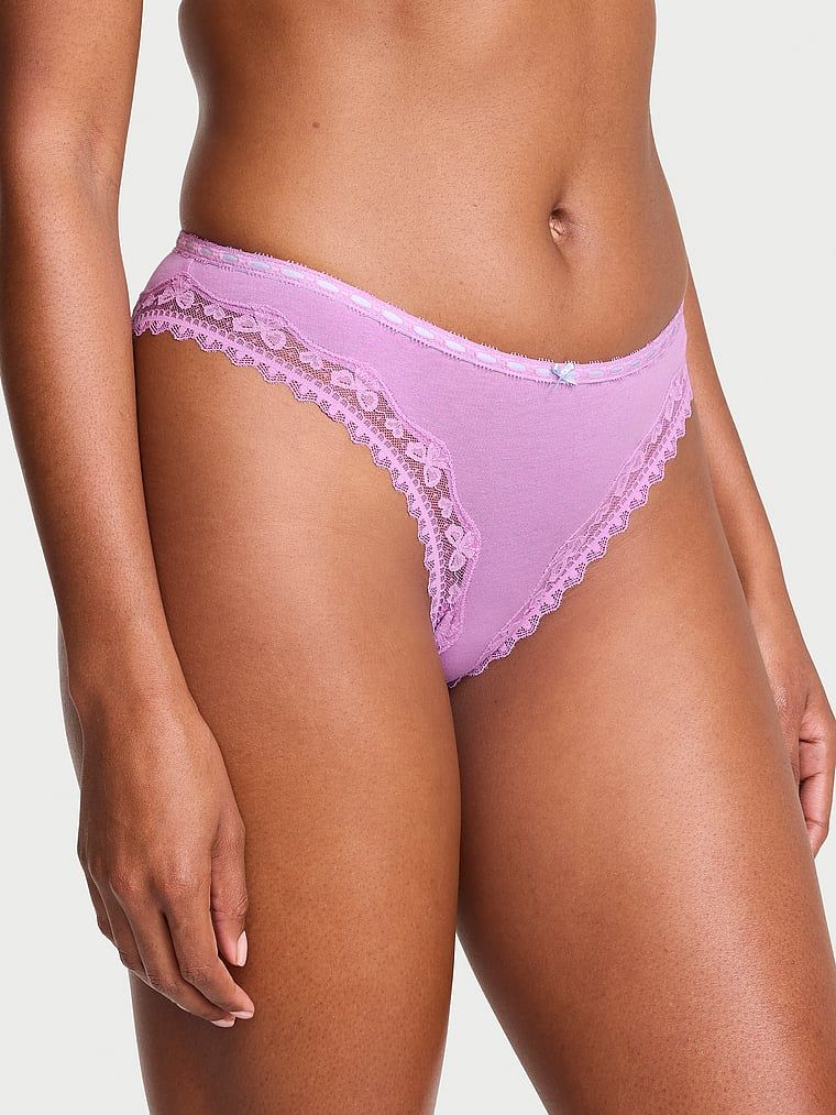 Chiloți din bumbac Bikini cu margini cu dantelă și fundă. Produsul este de culoare mov și provine din colecția Lace Trim.