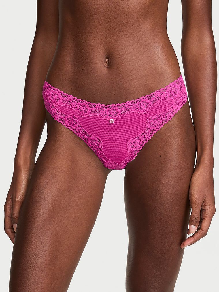 Tanga din bumbac cu dungi și dantelă pe margini. Produsul este roz și provine din colecția Lace Trim.