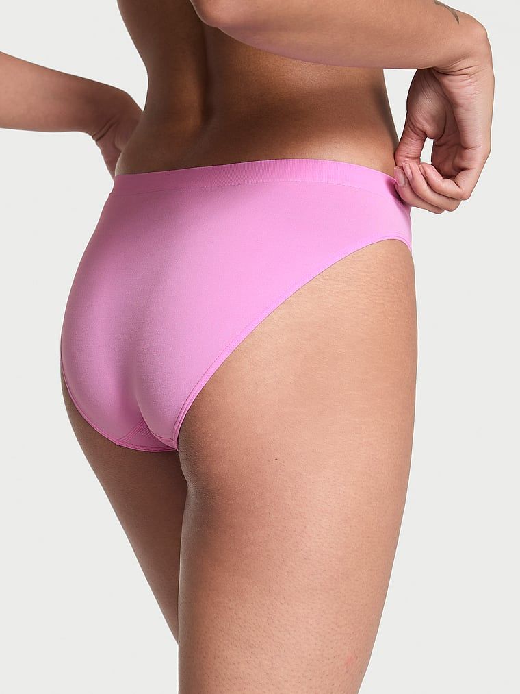 Chiloți Bikini fără cusături. Produsul este roz și provine din colecția Seamed.
