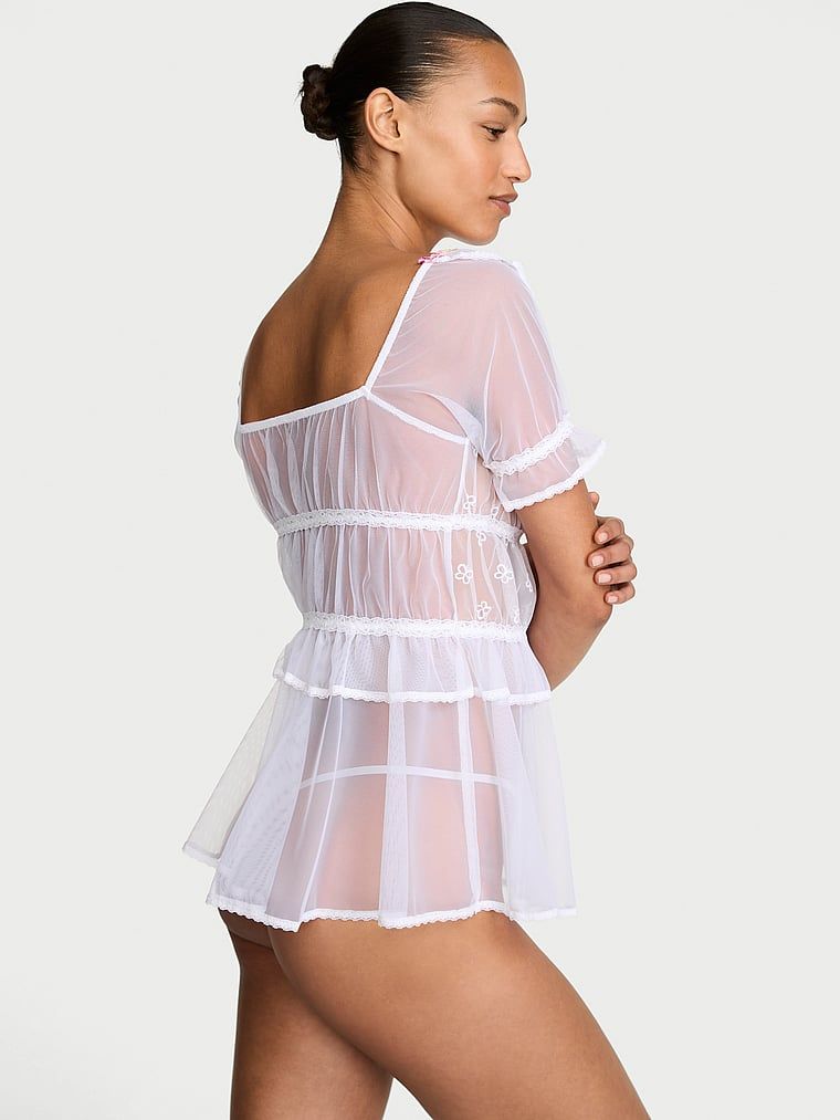 Butterflies Babydolls, tricou și tanga transparent. Produsul este modelat și provine din colecția Dream Angels.