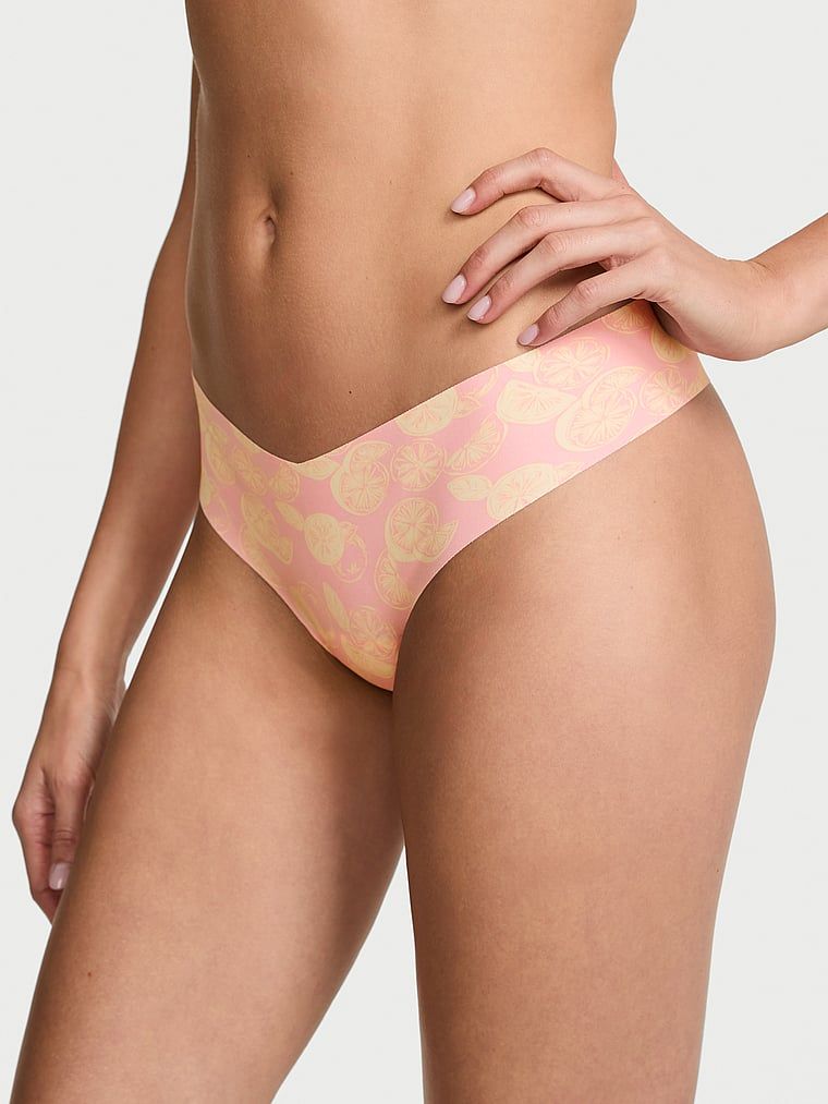 Tanga fără cusură. Produsul este modelat și provine din colecția No-Show.
