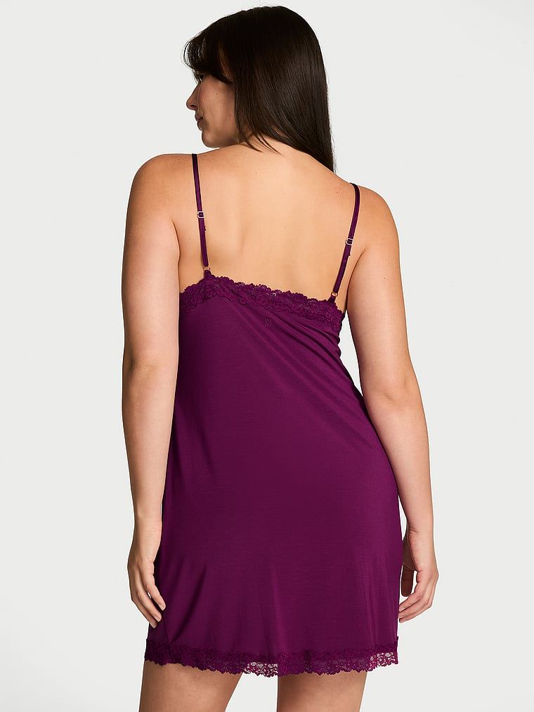 Cămașă de noapte realizată din SoSoft modal. Produsul este de culoare mov și provine din colecția Victoria's Secret.