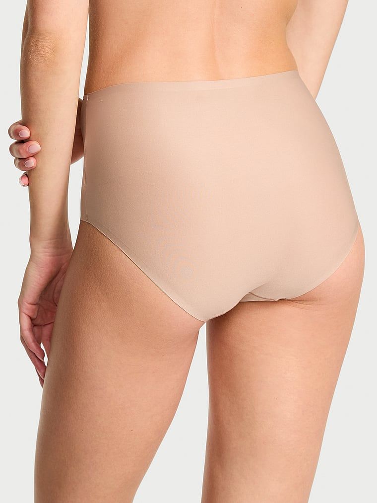 Chiloți flexibili cu talie înaltă. Produsul este de culoare bej și provine din colecția Body by Victoria.