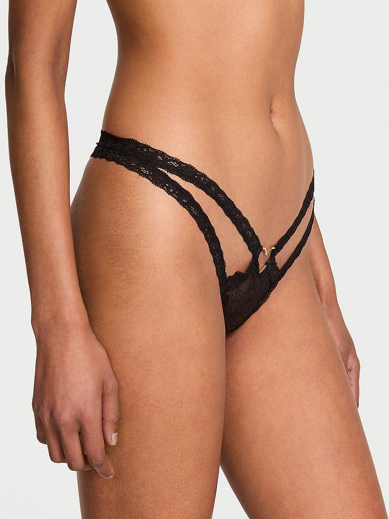 Dantelă tanga Tease Heart Hardware. Produsul este negru și provine din colecția Very Sexy.