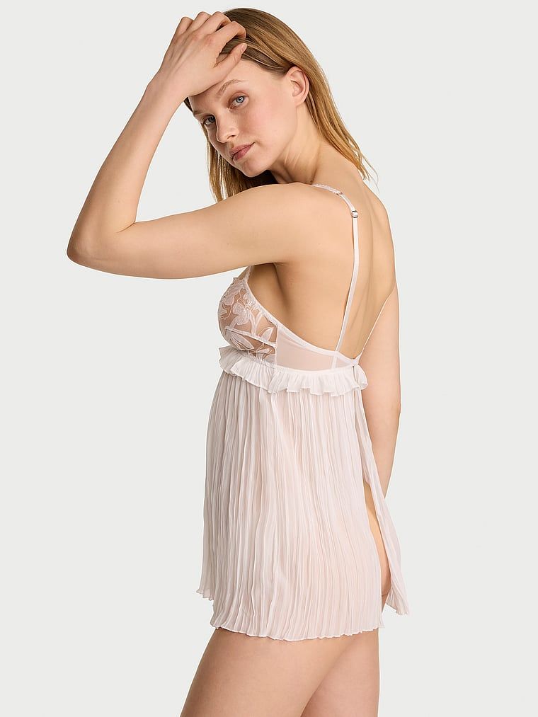 Frou Frou Babydoll și tanga. Produsul este modelat și provine din colecția Dream Angels.