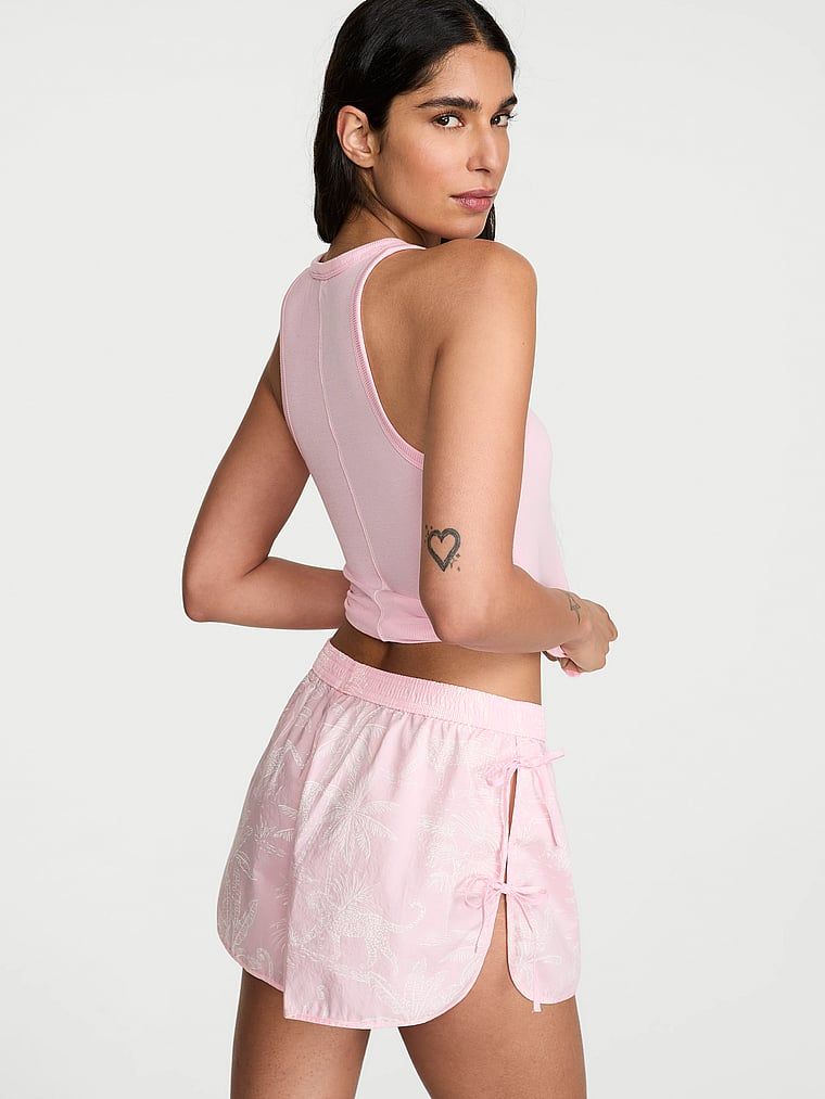 Pantaloni scurți de pijama Heritage din bumbac Mix & Match. Produsul este modelat și provine din colecția Victoria's Secret.