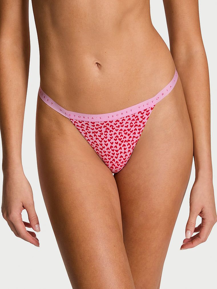 Tanga de bumbac elastic. Produsul este modelat și provine din colecția Victoria's Secret.