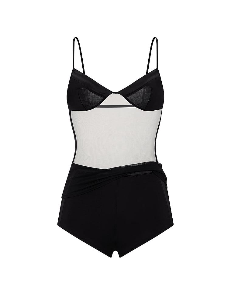 Set de dormit - top și pantaloni scurți realizați din plasă modală și Sheer Reveal. Produsul este negru și provine din colecția Very Sexy.