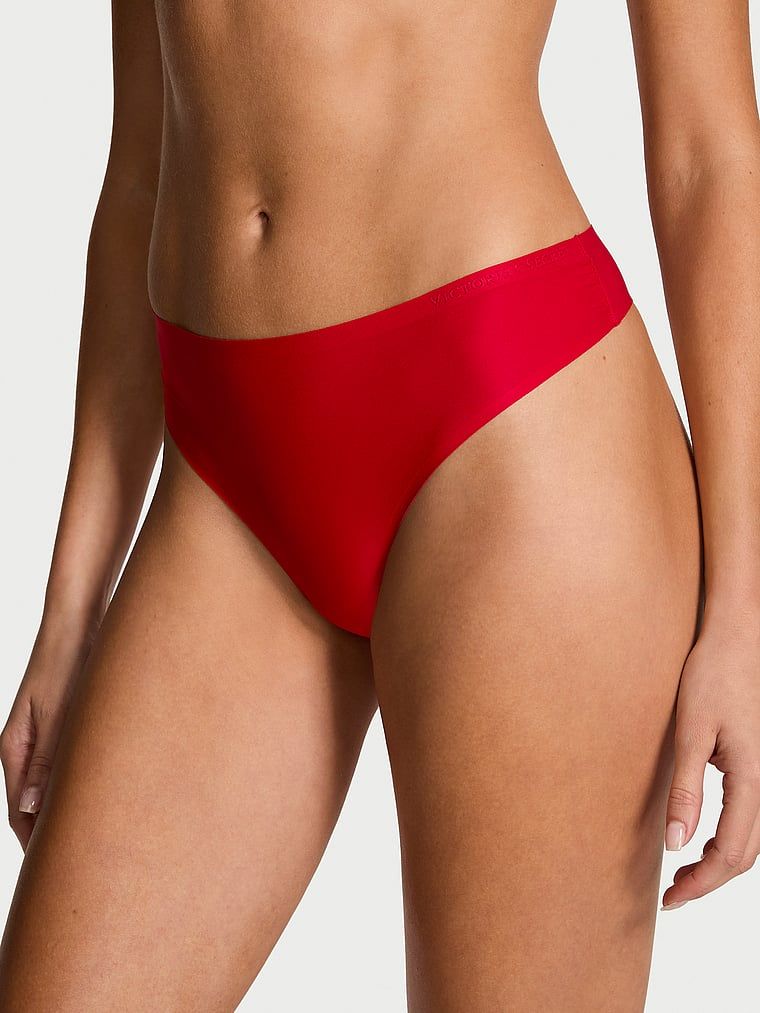 Tanga din microfibră flexibilă. Produsul este de culoare roșie și provine din colecția Body by Victoria.