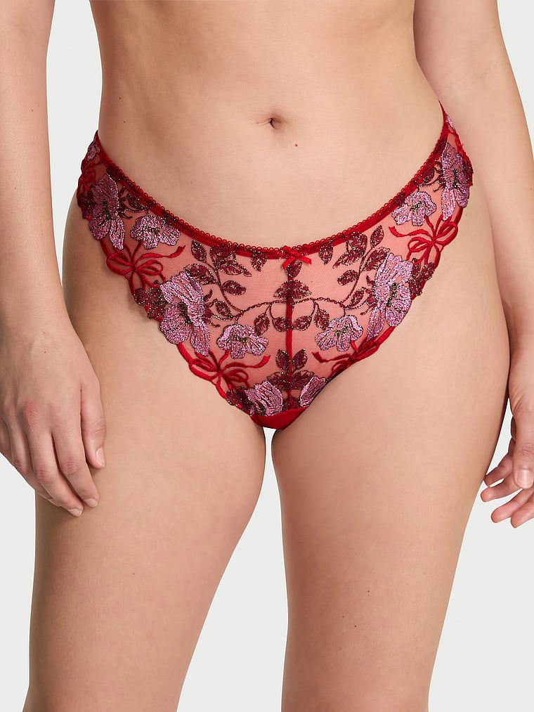 Chiloți brazilieni cu arcuri frumoase. Produsul este modelat și provine din colecția Dream Angels.