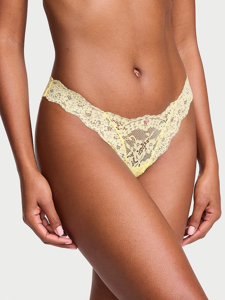 Chiloți brazilieni din dantelă. Produsul este galben și provine din colecția Dream Angels.
