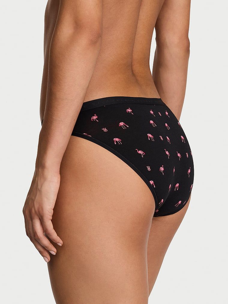 Chiloți de bumbac Bikini. Produsul este modelat și provine din colecția Victoria's Secret.