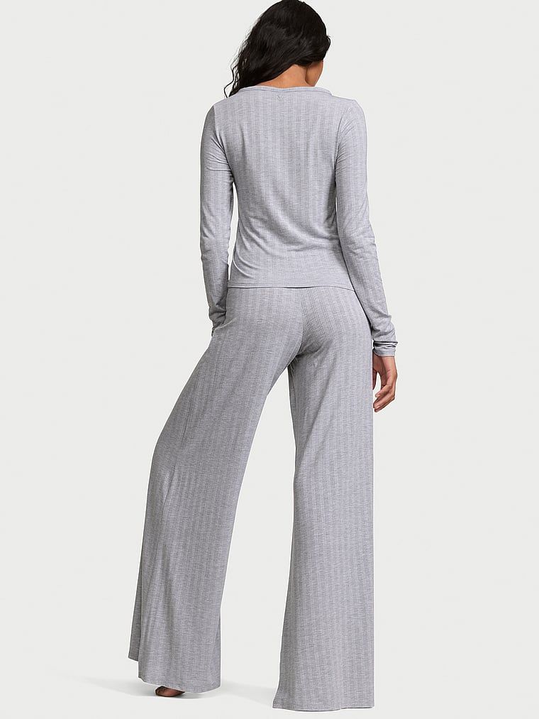 Pijamale făcute din SoSoft modal. Produsul este de culoare gri și provine din colecția Victoria's Secret.