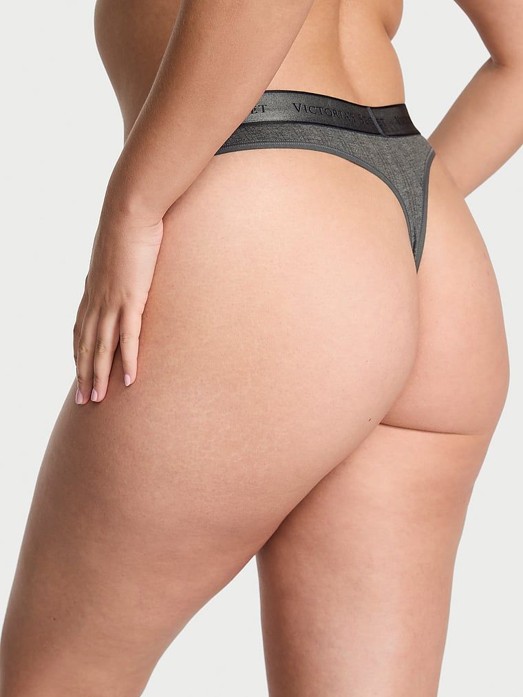 Tanga realizată din modal Ultra-Fine Logo. Produsul este de culoare gri și provine din colecția Bumbac.