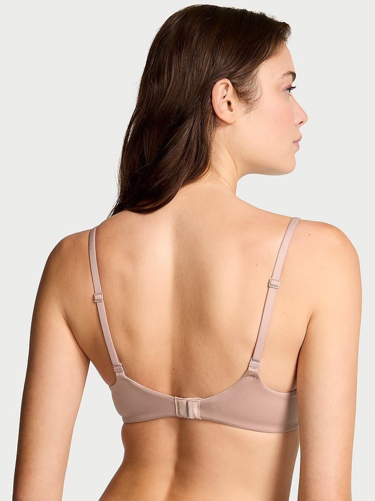 Sutiene ușor căptușit, cu cupe bine construite. Produsul este de culoare bej și provine din colecția Body by Victoria.
