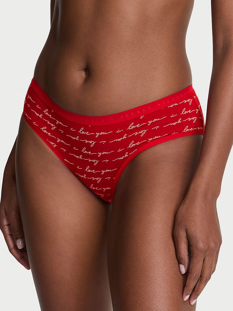 Chiloți din bumbac cu hiphugger. Produsul este modelat și provine din colecția Victoria's Secret.