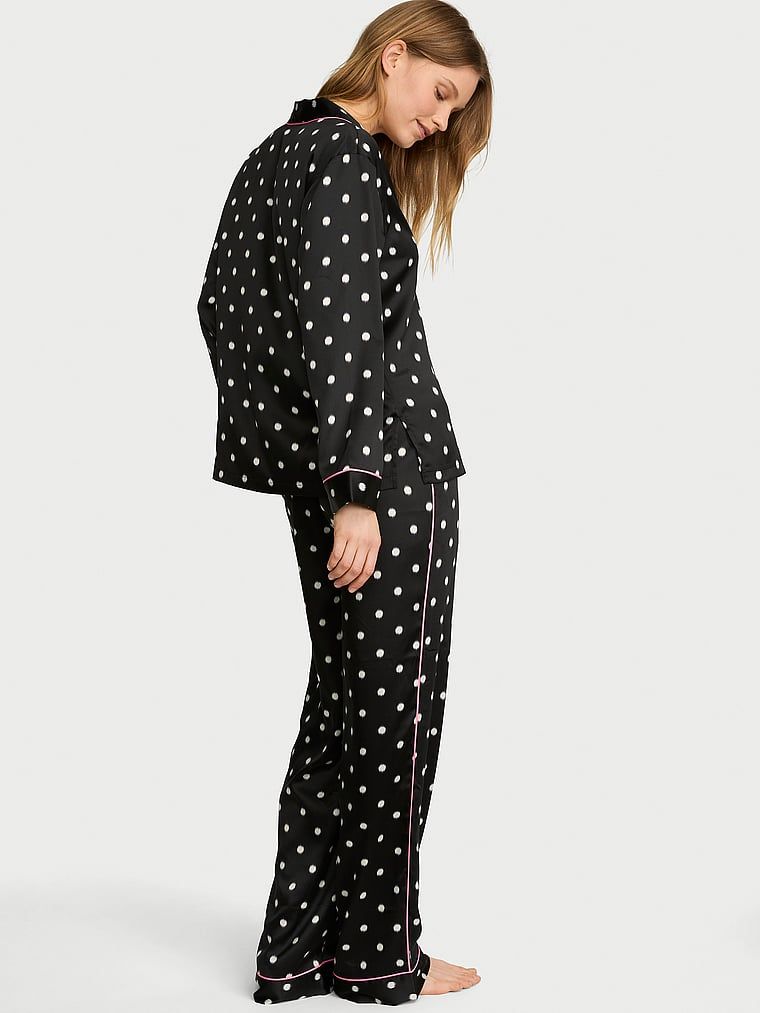 Pijamale din satin semnătură cu mâneci lungi. Produsul are o culoare cu model și provine din colecția Victoria's Secret.