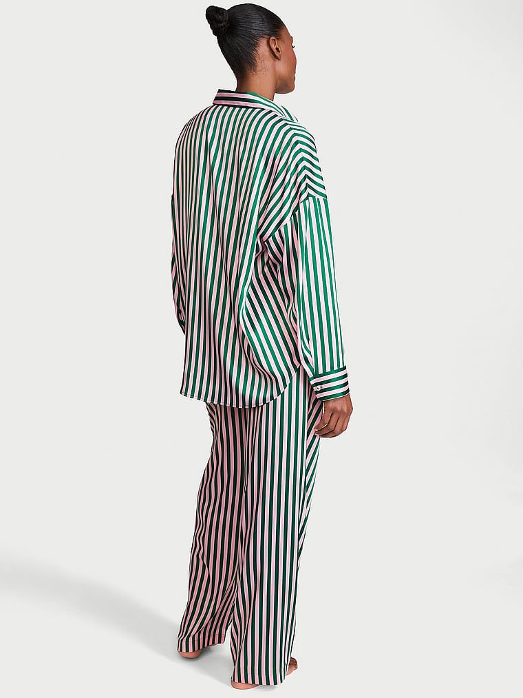 Pijamale de satin supradimensionate cu mâneci lungi, semnătură. Produsul este modelat și provine din colecția Victoria's Secret.