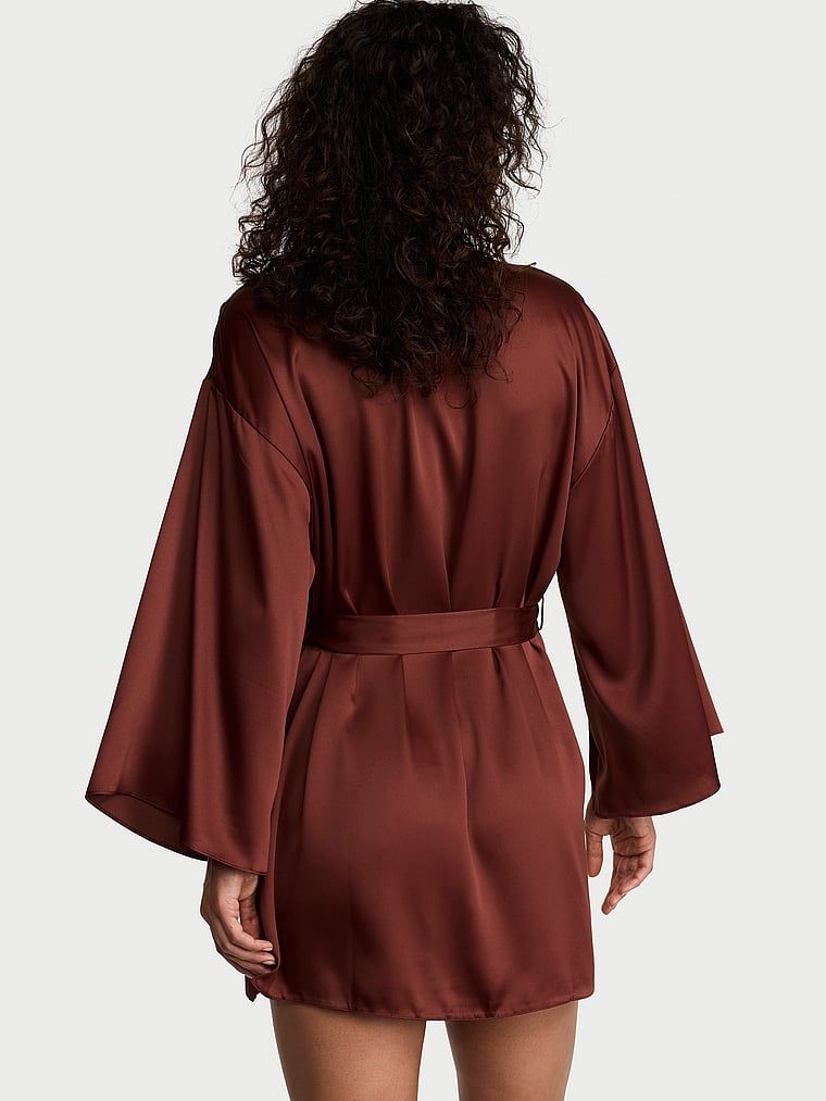 Halatul de satin scurt. Produsul este roșu și provine din colecția Victoria's Secret.