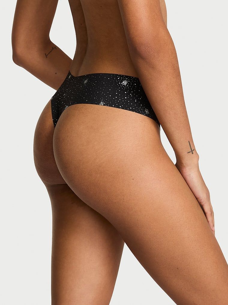 Tanga fără sudură fără prezentare. Produsul este modelat și provine din colecția No-Show.